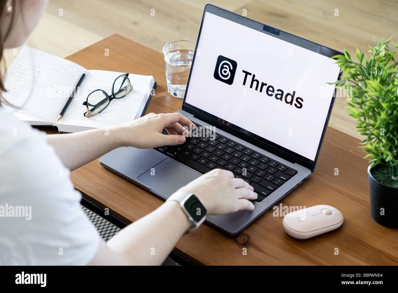 Poznan, Polonia - 15 giugno 2025: Applicazione Threads vista su laptop, digitazione manuale, che rappresenta nuove tendenze dei social media e la comunicazione digitale globale Foto Stock