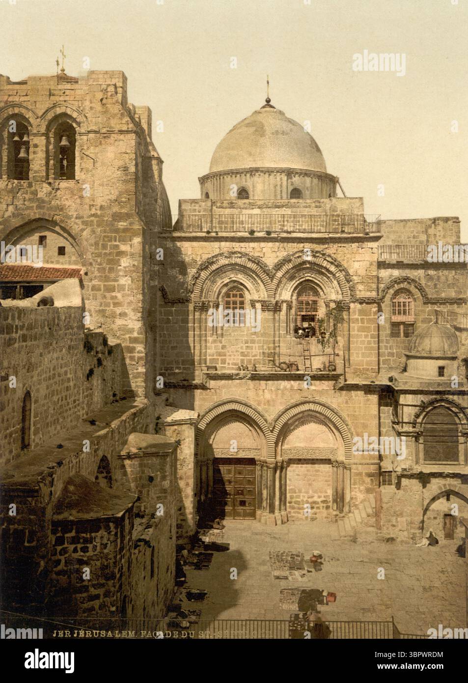 Stampa fotocromata d'epoca dell'ingresso alla Chiesa del Santo Sepolcro a Gerusalemme in Israele, Terra Santa intorno al 1890-1900 Foto Stock