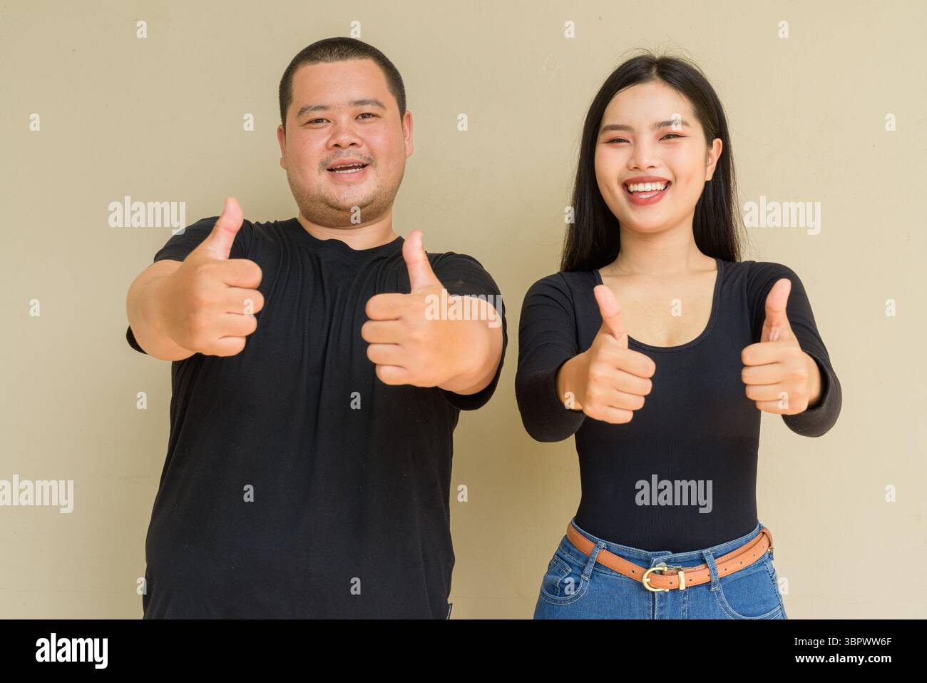 Ritratto di giovane coppia asiatica su sfondo semplice Foto Stock