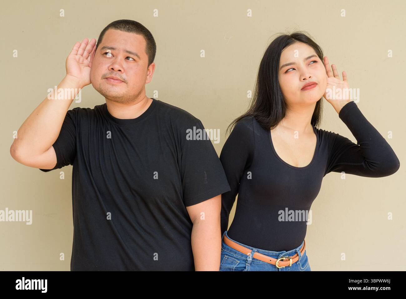 Ritratto di giovane coppia asiatica su sfondo semplice Foto Stock