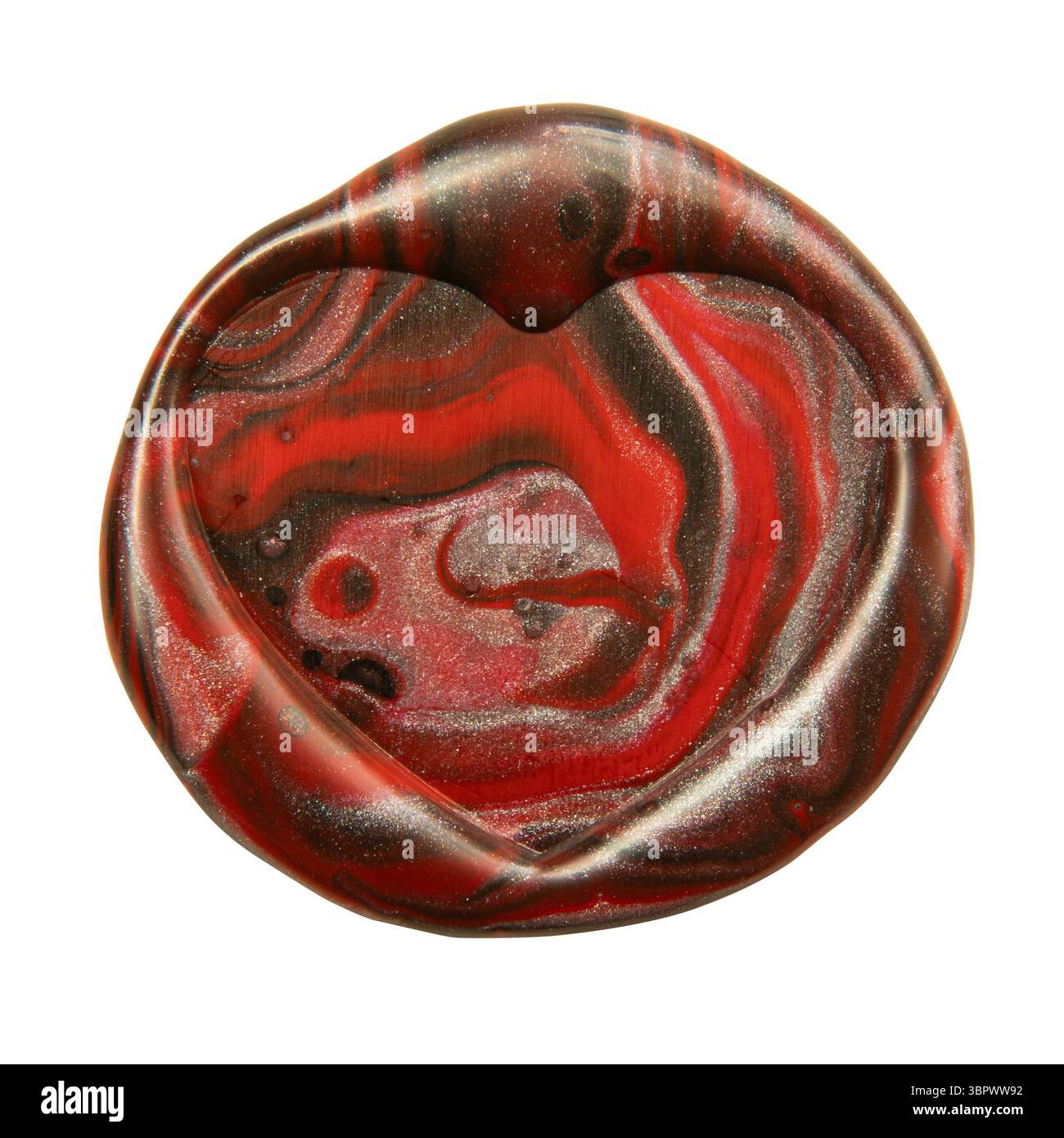 Sigillo in cera a forma di cuore rosso, nero e argento su sfondo bianco con percorso di ritaglio Foto Stock