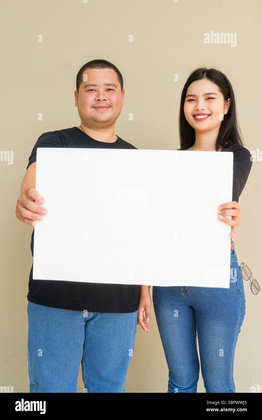 Ritratto di giovane coppia asiatica su sfondo semplice Foto Stock