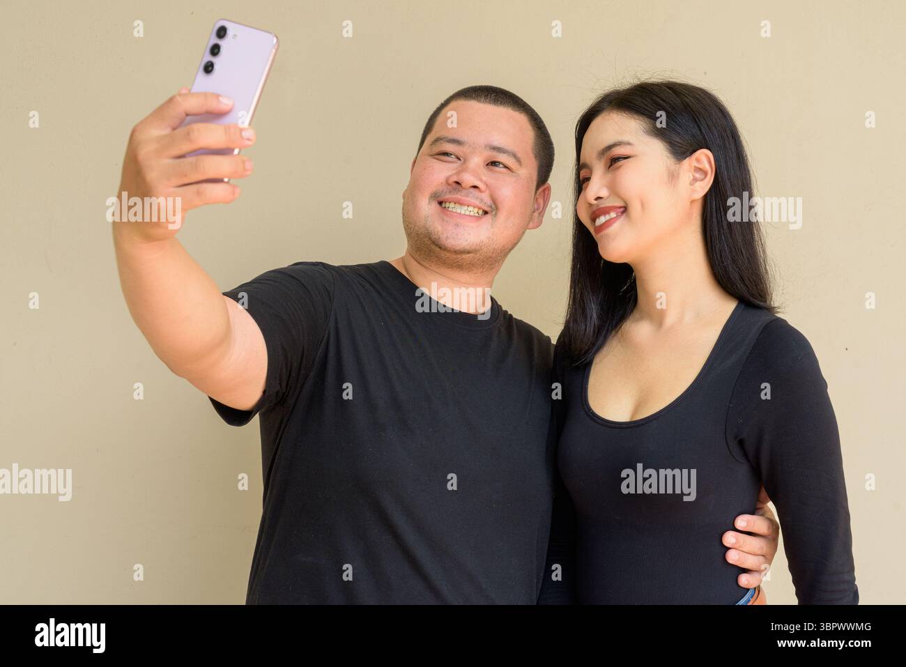 Ritratto di giovane coppia asiatica su sfondo semplice Foto Stock