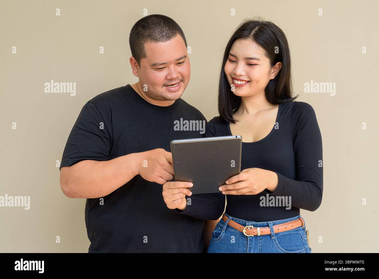 Ritratto di giovane coppia asiatica su sfondo semplice Foto Stock