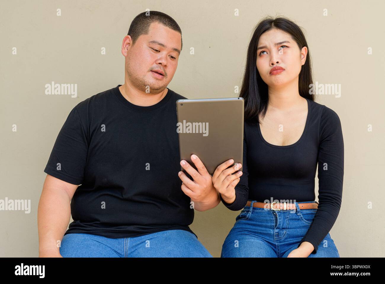 Ritratto di giovane coppia asiatica su sfondo semplice Foto Stock