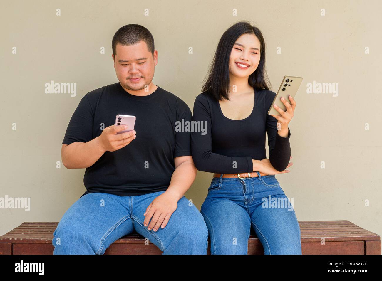 Ritratto di giovane coppia asiatica su sfondo semplice Foto Stock