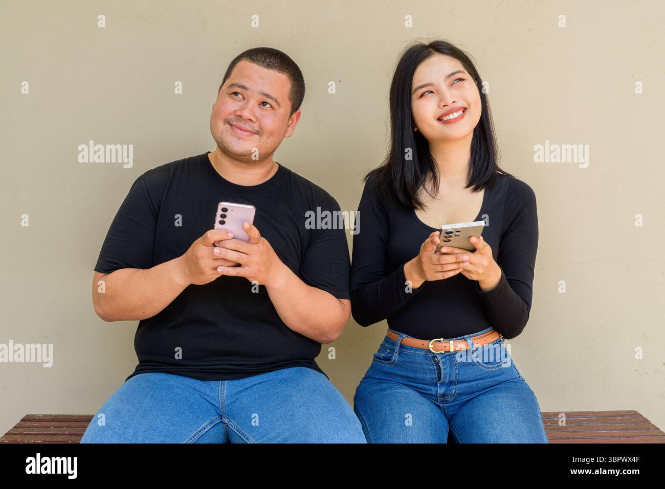 Ritratto di giovane coppia asiatica su sfondo semplice Foto Stock