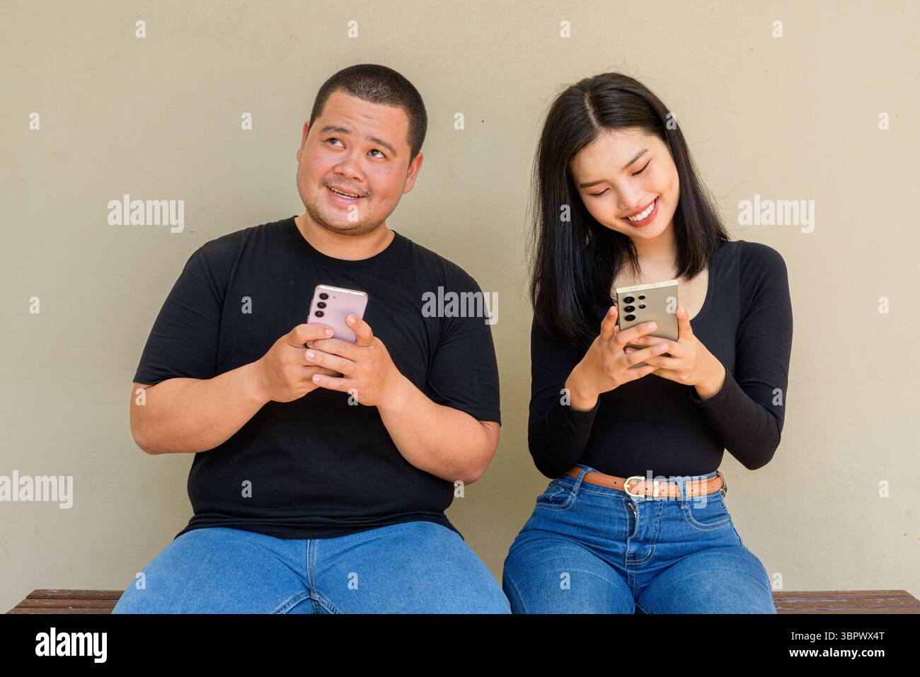 Ritratto di giovane coppia asiatica su sfondo semplice Foto Stock