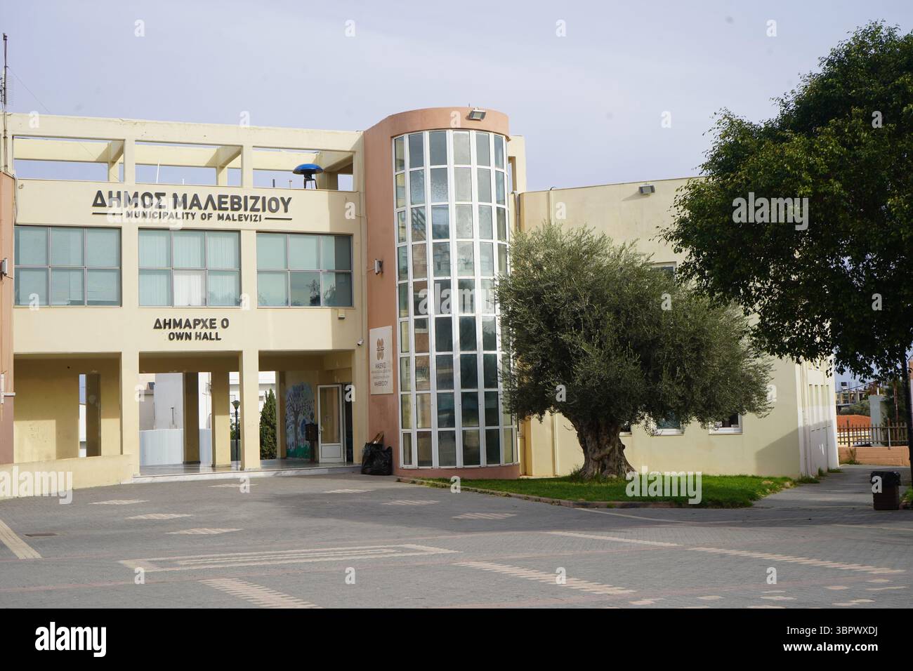 Il Municipio di Malevizi in Piazza Michael Katsamanis, Gazi con alberi su un lato. Un moderno edificio municipale Foto Stock