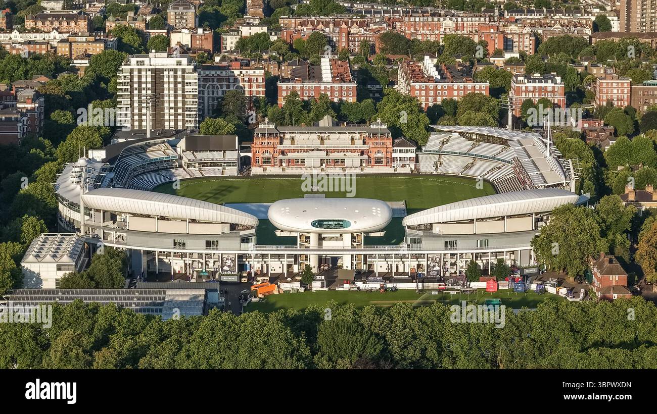 Una vista aerea dei Lord e del Lord's Pavilion durante il 3° Rothesay test Match Day 1 Inghilterra contro India a Lords, Londra, Regno Unito, 10 luglio 2025 Foto Stock