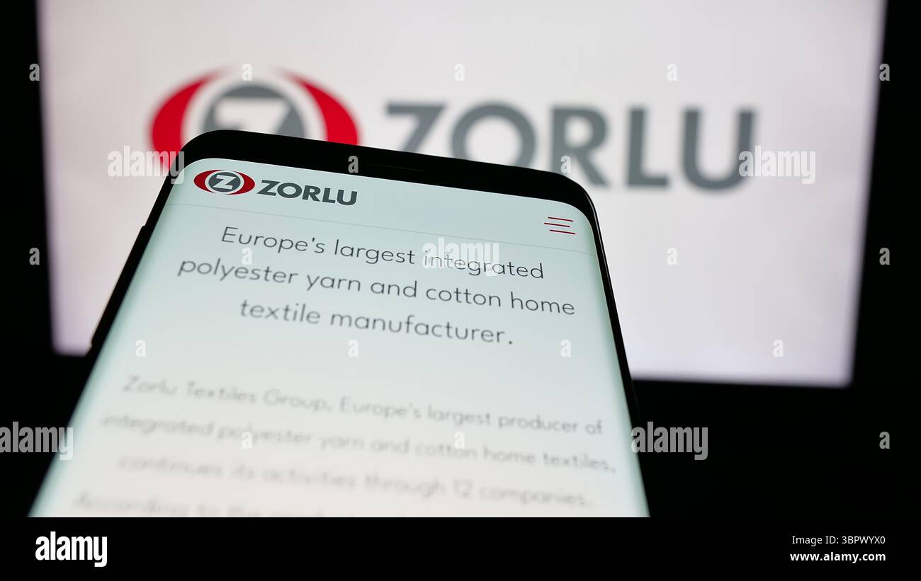 Stoccarda, Germania - 05-07-2025: Telefono cellulare con logo della società turca Zorlu Holding A.S. sullo schermo di fronte al sito web. Foto Stock