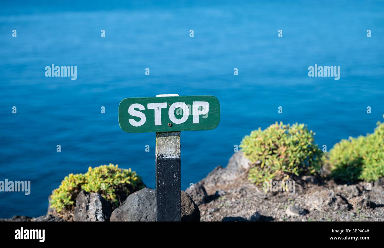 Segnaletica per l'area protetta nel Parco Nazionale delle Galapagos, South Plaza Island. Foto Stock