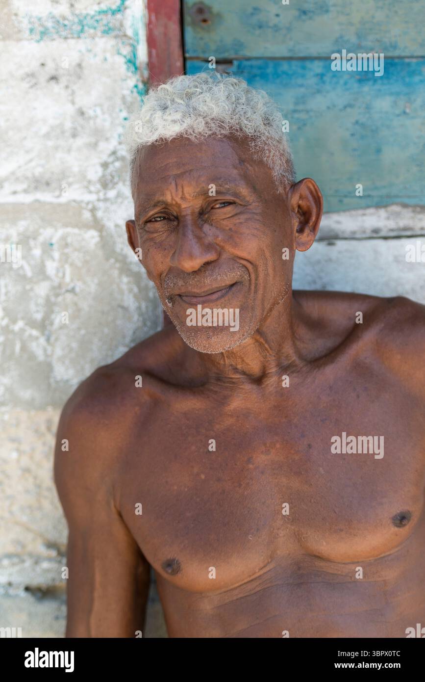 Ritratto di un esperto pescatore con capelli ricci bianchi sull'isola di Ceycen, arcipelago di San Bernardo, dipartimento di Bolívar, Colombia Foto Stock
