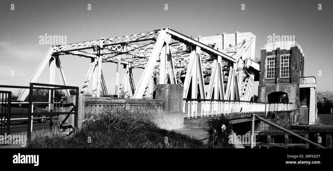 Sutton Road Bridge è una Scherzer Rolling Bascule Road e un ponte pedonale che attraversa la rive Hull, Kingston upon Hull, Foto Stock