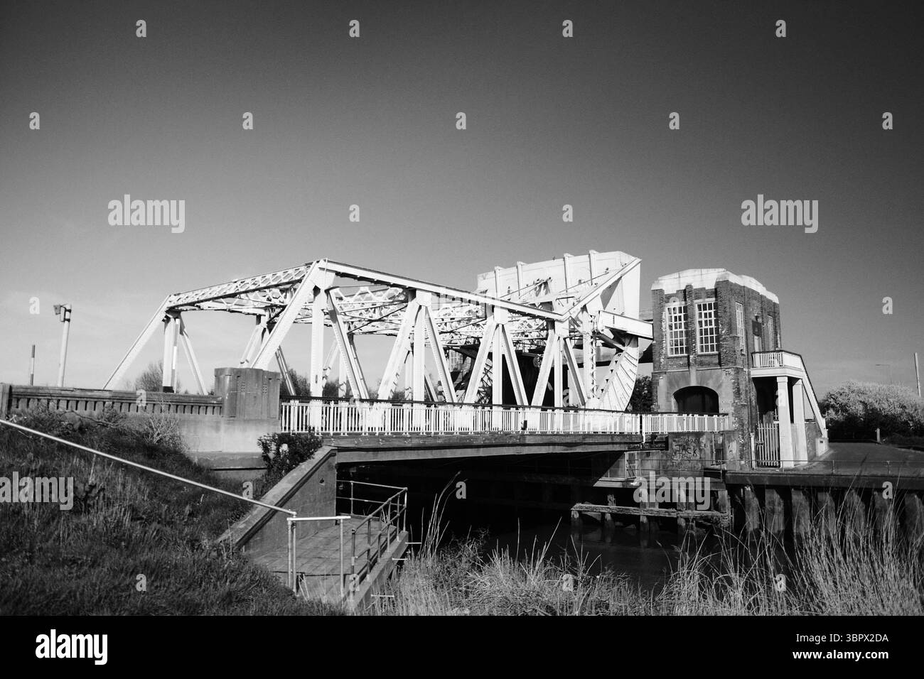 Sutton Road Bridge è una Scherzer Rolling Bascule Road e un ponte pedonale che attraversa la rive Hull, Kingston upon Hull, Foto Stock