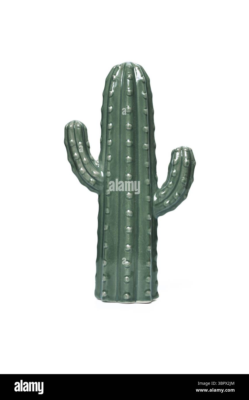 Piccolo oggetto decorativo di cactus in ceramica verde su sfondo bianco Foto Stock