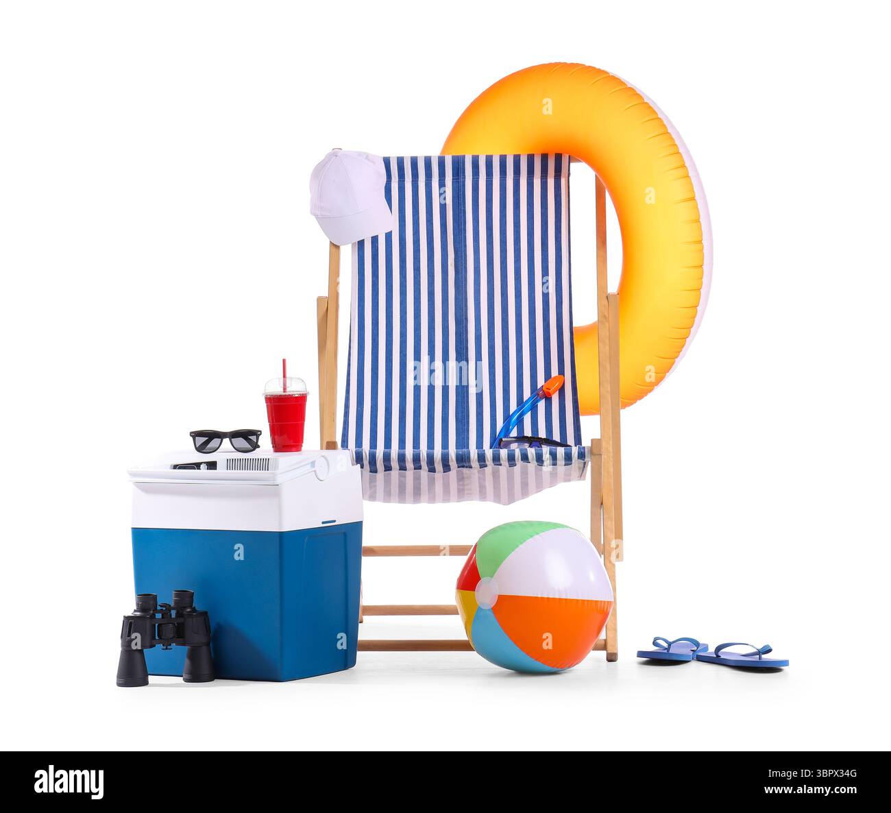 Frigorifero, sdraio a righe, binocolo e accessori da spiaggia isolati su sfondo bianco Foto Stock