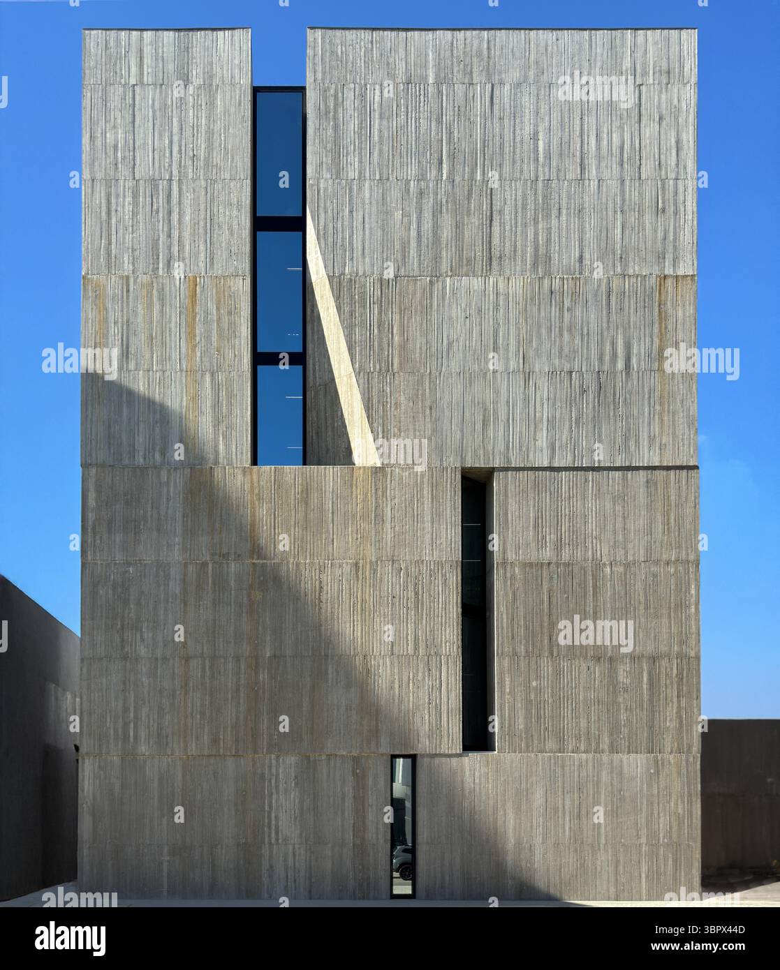Lisbona, EDP Sede II, architettura moderna. Il nuovo edificio della società elettrica portoghese dell'architetto argentino Alejandro Aravena. Foto Stock
