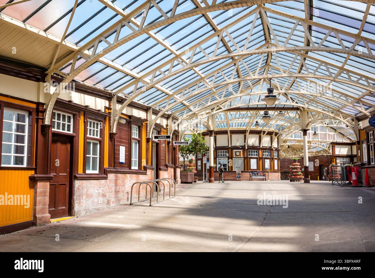 Architettura vittoriana decorativa in ferro, stazione ferroviaria di Wemyss Bay, Scozia, Regno Unito Foto Stock