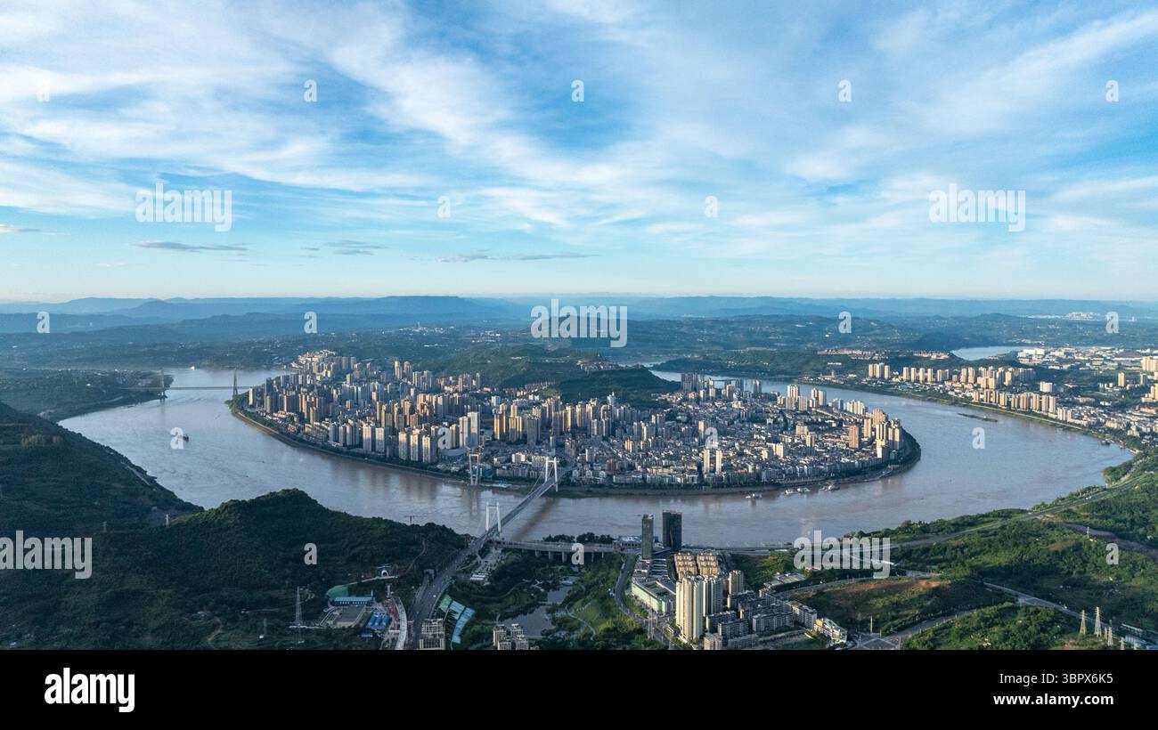 Chongqing. 3 luglio 2025. Questa foto aerea scattata il 3 luglio 2025 mostra la vista dell'area urbana nel distretto di Jiangjin, nella municipalità di Chongqing della Cina sud-occidentale. Jiangjin si trova in un punto strategico lungo il fiume Yangtze. Gli edifici cittadini sono stati costruiti lungo le pendici sulle rive del fiume. Da lontano, sembrano una foresta che cresce dalle scogliere. Negli ultimi anni, Jiangjin ha promosso la gestione ecologica del fiume Yangtze. Il miglioramento della qualità dell'acqua ha attratto le specie ittiche rare a ritornare. Crediti: Kang Dongnian/Xinhua/Alamy Live News Foto Stock
