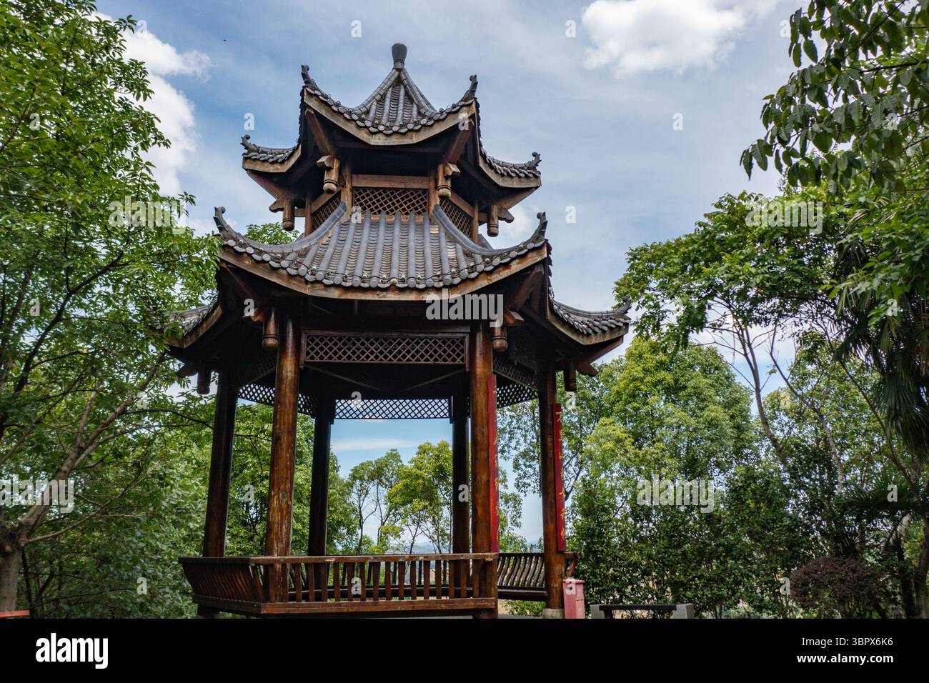 Chongqing. 3 luglio 2025. Questa foto scattata con un drone il 3 luglio 2025 mostra la vista di un parco nel distretto di Jiangjin, nella municipalità di Chongqing della Cina sud-occidentale. Jiangjin si trova in un punto strategico lungo il fiume Yangtze. Gli edifici cittadini sono stati costruiti lungo le pendici sulle rive del fiume. Da lontano, sembrano una foresta che cresce dalle scogliere. Negli ultimi anni, Jiangjin ha promosso la gestione ecologica del fiume Yangtze. Il miglioramento della qualità dell'acqua ha attratto le specie ittiche rare a ritornare. Crediti: Huang Wei/Xinhua/Alamy Live News Foto Stock