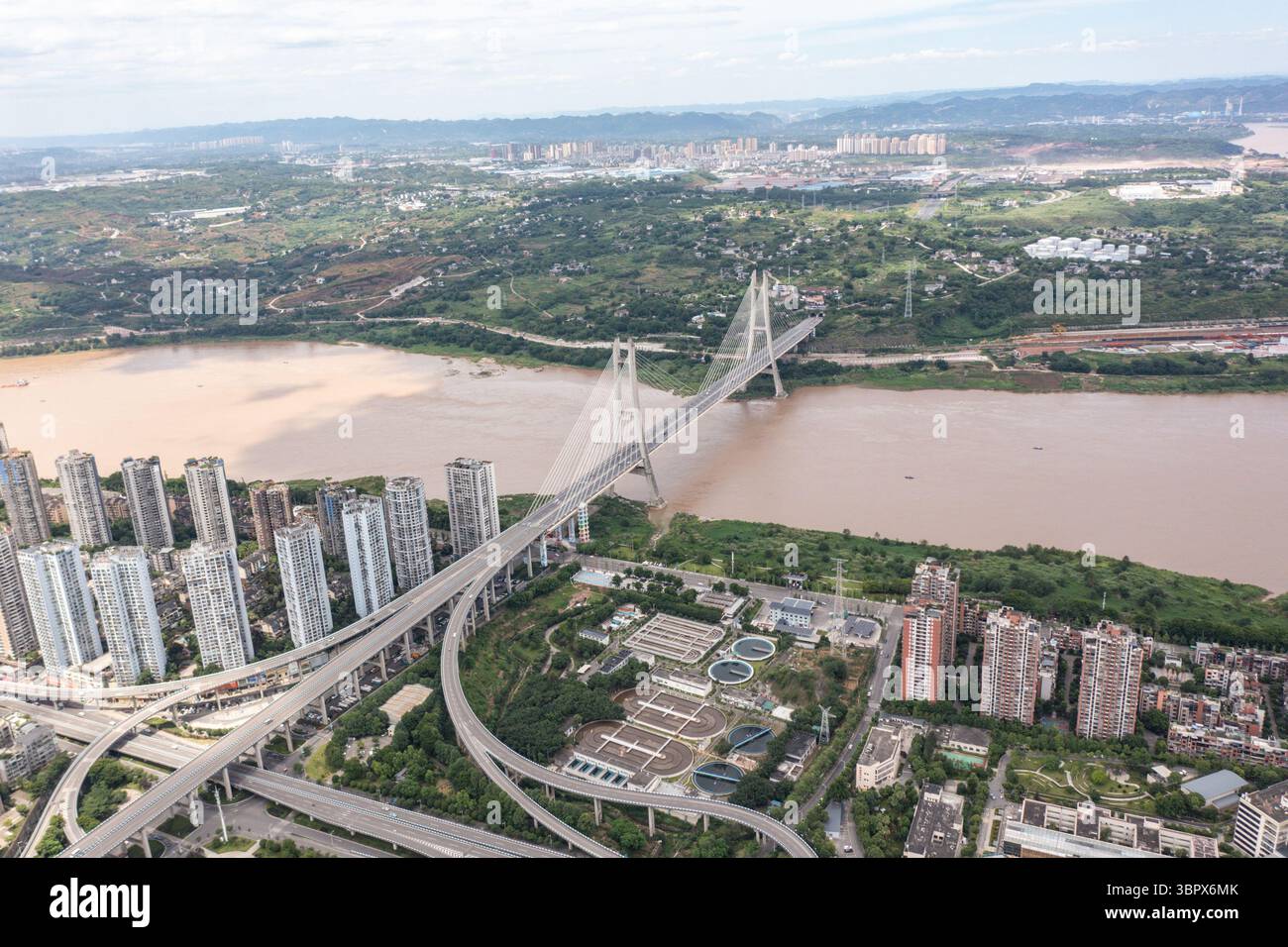 (250710) -- CHONGQING, 10 luglio 2025 (Xinhua) -- questa foto del drone aereo scattata il 3 luglio 2025 mostra la vista dell'area urbana nel distretto di Jiangjin, nel comune di Chongqing della Cina sud-occidentale. Jiangjin si trova in un punto strategico lungo il fiume Yangtze. Gli edifici cittadini sono stati costruiti lungo le pendici sulle rive del fiume. Da lontano, sembrano una foresta che cresce dalle scogliere. Negli ultimi anni, Jiangjin ha promosso la gestione ecologica del fiume Yangtze. Il miglioramento della qualità dell'acqua ha attratto le specie ittiche rare a ritornare. (Xinhua/Huang Wei) Foto Stock