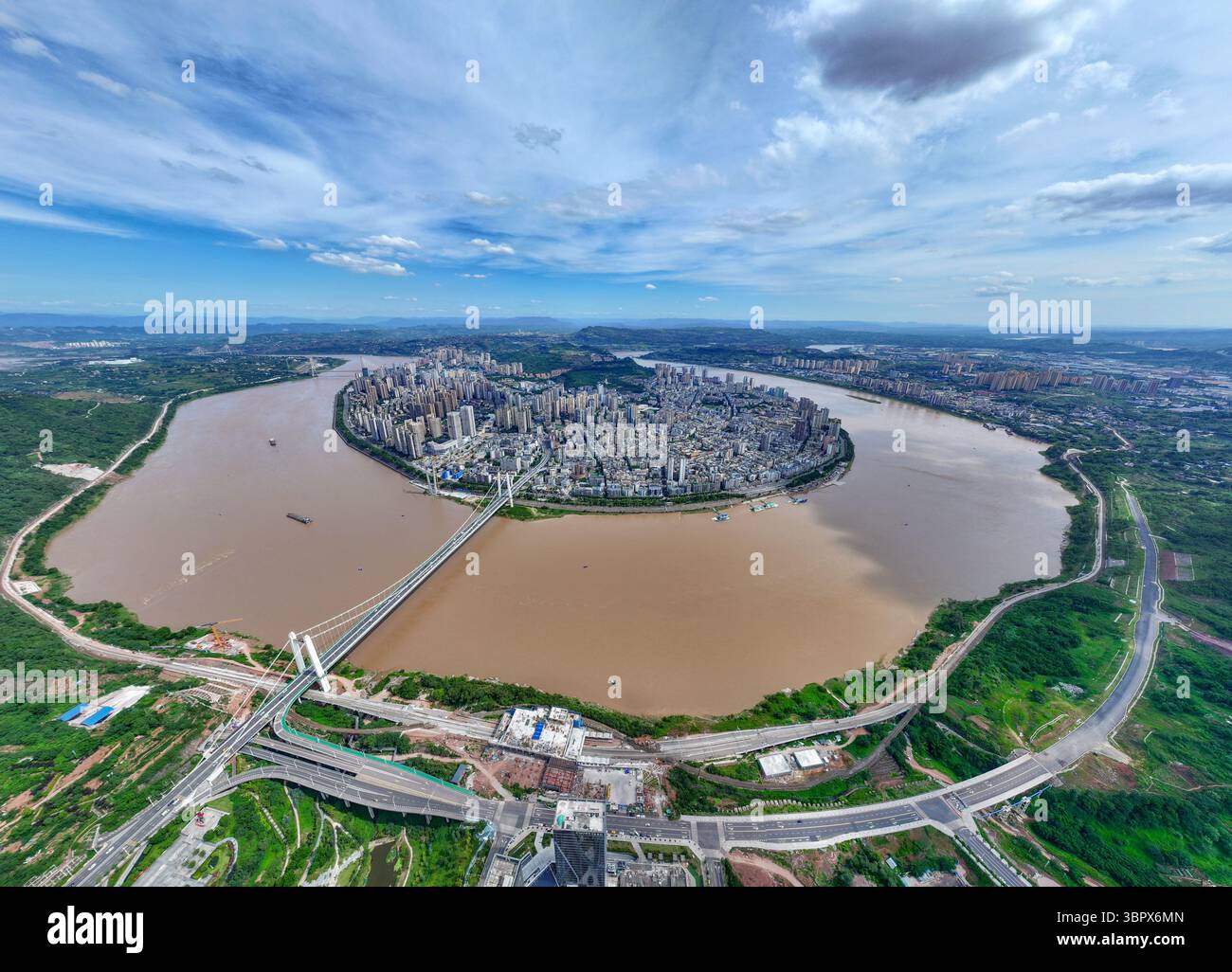 (250710) -- CHONGQING, 10 luglio 2025 (Xinhua) -- questa foto panoramica del drone aereo scattata il 3 luglio 2025 mostra una vista del distretto di Jiangjin nel comune di Chongqing, nella Cina sud-occidentale. Jiangjin si trova in un punto strategico lungo il fiume Yangtze. Gli edifici cittadini sono stati costruiti lungo le pendici sulle rive del fiume. Da lontano, sembrano una foresta che cresce dalle scogliere. Negli ultimi anni, Jiangjin ha promosso la gestione ecologica del fiume Yangtze. Il miglioramento della qualità dell'acqua ha attratto le specie ittiche rare a ritornare. (Xinhua/Huang Wei) Foto Stock