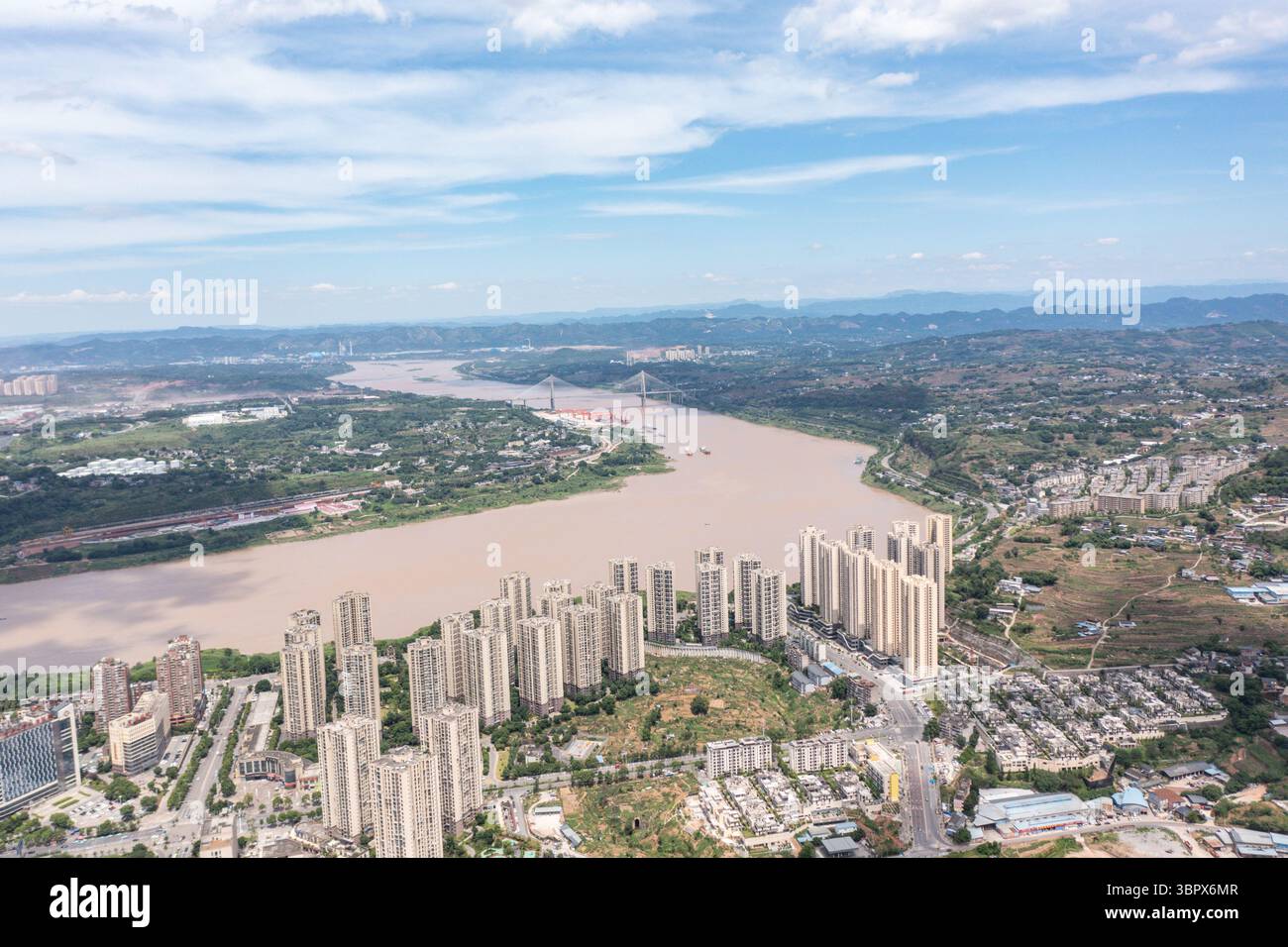 (250710) -- CHONGQING, 10 luglio 2025 (Xinhua) -- questa foto del drone aereo scattata il 3 luglio 2025 mostra la vista dell'area urbana nel distretto di Jiangjin, nel comune di Chongqing della Cina sud-occidentale. Jiangjin si trova in un punto strategico lungo il fiume Yangtze. Gli edifici cittadini sono stati costruiti lungo le pendici sulle rive del fiume. Da lontano, sembrano una foresta che cresce dalle scogliere. Negli ultimi anni, Jiangjin ha promosso la gestione ecologica del fiume Yangtze. Il miglioramento della qualità dell'acqua ha attratto le specie ittiche rare a ritornare. (Xinhua/Huang Wei) Foto Stock