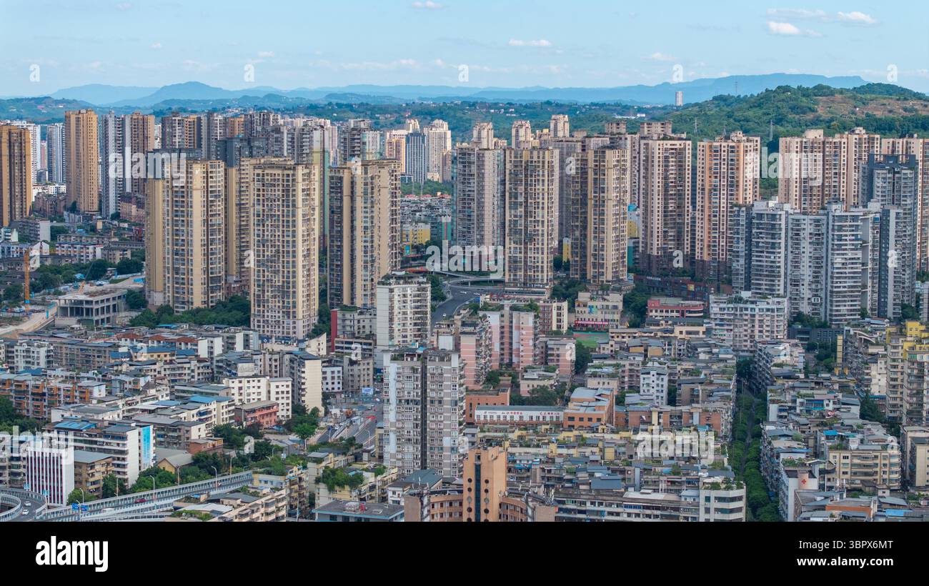 (250710) -- CHONGQING, 10 luglio 2025 (Xinhua) -- questa foto del drone aereo scattata il 3 luglio 2025 mostra la vista dell'area urbana nel distretto di Jiangjin, nel comune di Chongqing della Cina sud-occidentale. Jiangjin si trova in un punto strategico lungo il fiume Yangtze. Gli edifici cittadini sono stati costruiti lungo le pendici sulle rive del fiume. Da lontano, sembrano una foresta che cresce dalle scogliere. Negli ultimi anni, Jiangjin ha promosso la gestione ecologica del fiume Yangtze. Il miglioramento della qualità dell'acqua ha attratto le specie ittiche rare a ritornare. (Xinhua/Huang Wei) Foto Stock