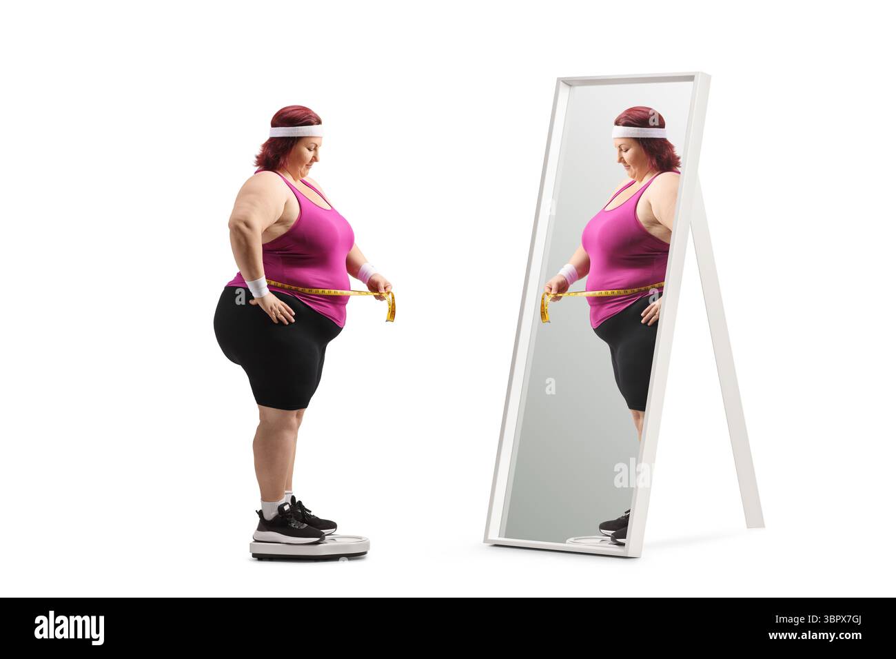 Donna di taglia Plus con un metro a nastro su una bilancia di fronte a uno specchio isolato su sfondo bianco Foto Stock