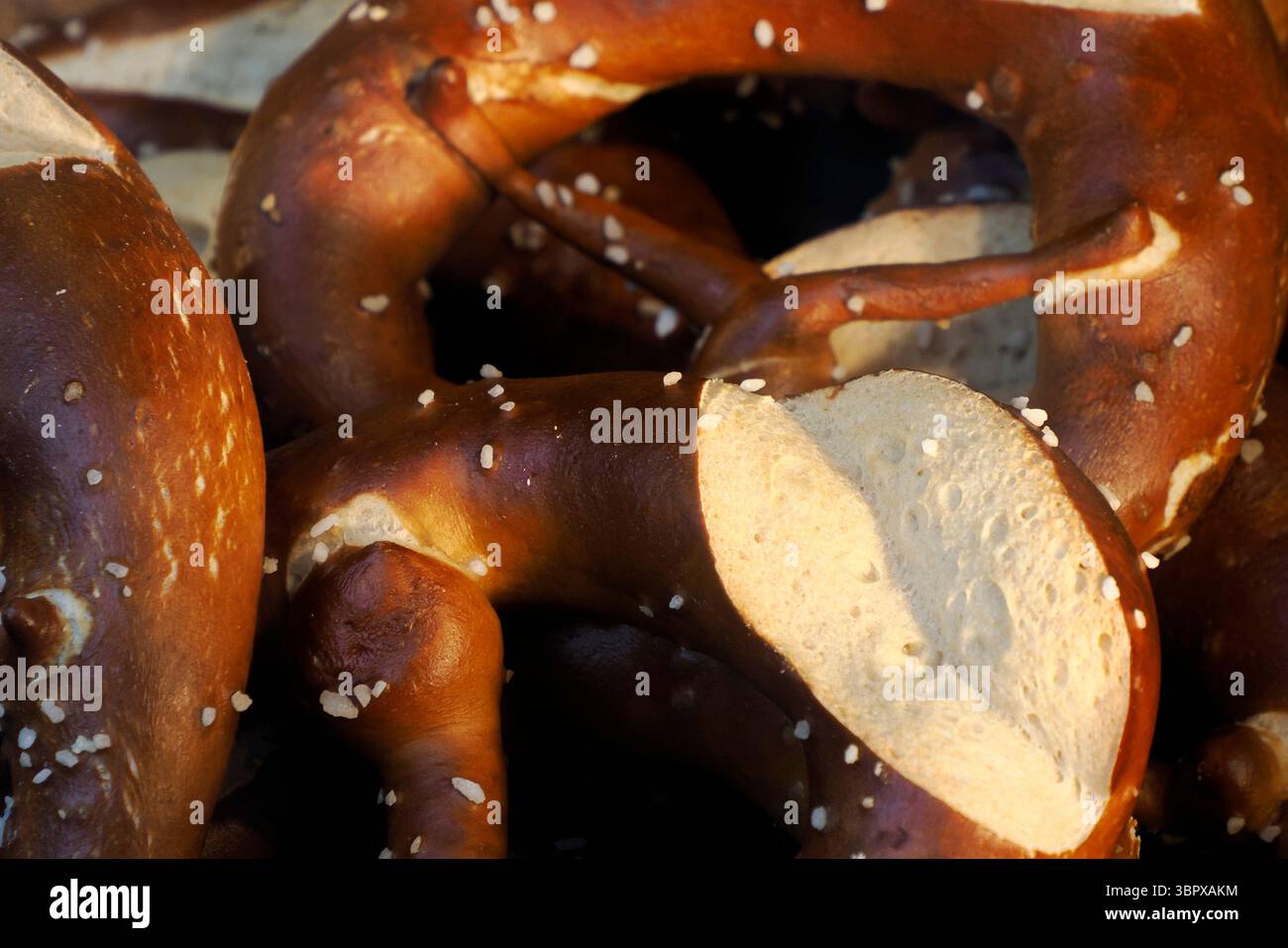 Uno spuntino tradizionale salato di razza Bretzel della Germania Foto Stock