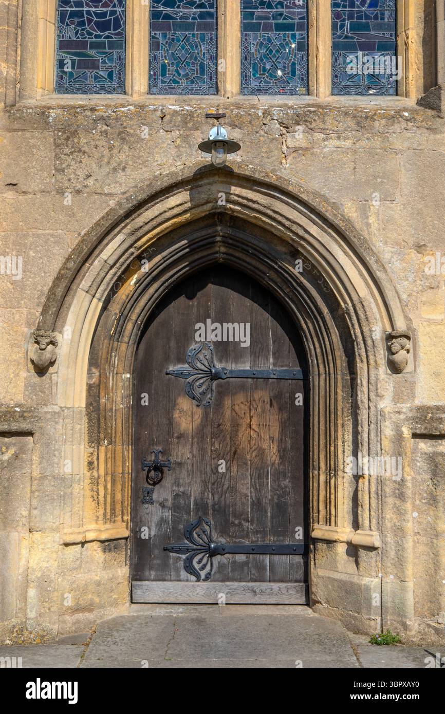 Porta della chiesa di San Benedetto nella città di Glastonbury nel Somerset, Regno Unito. Foto Stock