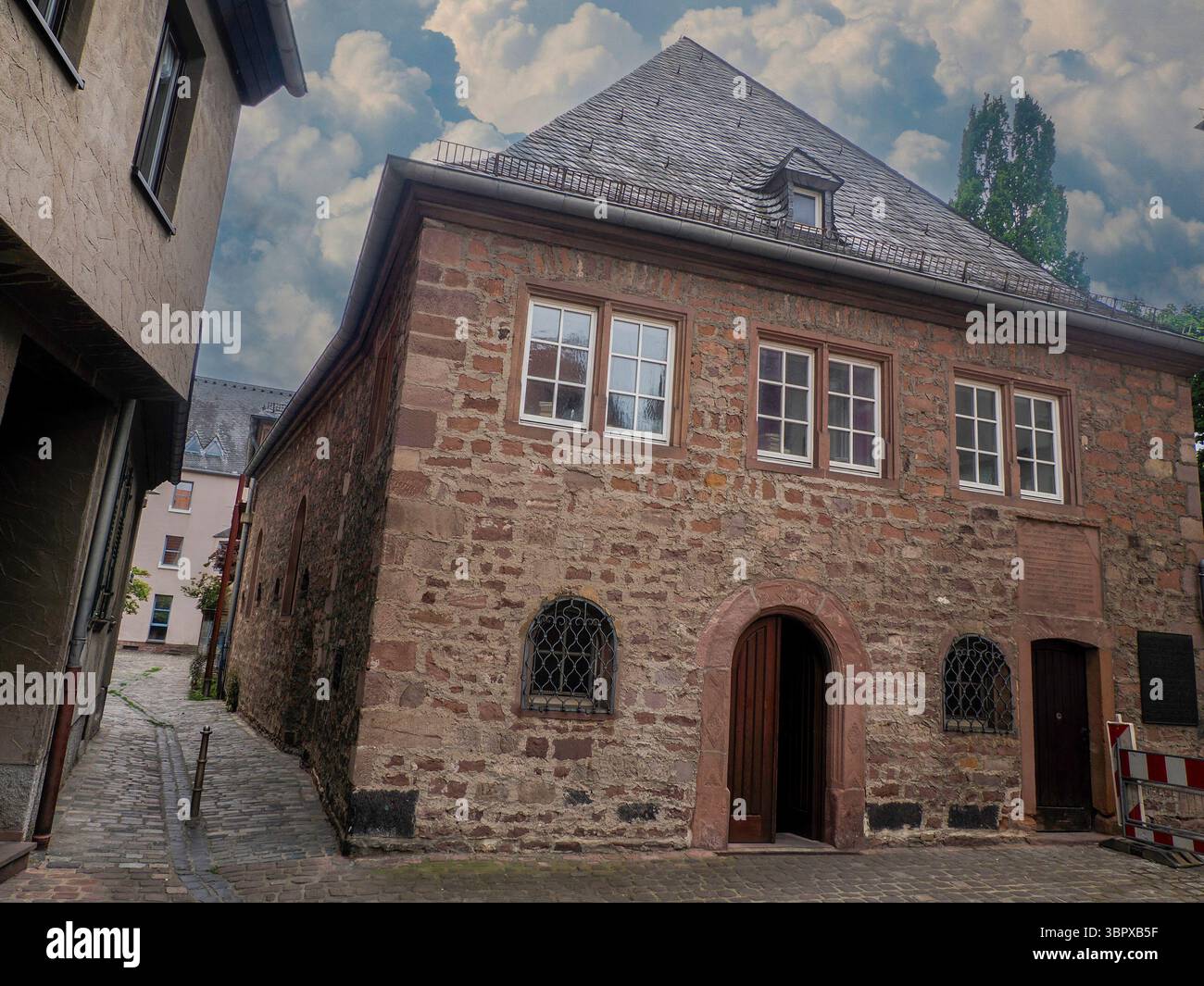 Vista sulla vecchia sinagoga ebraica di Magonza, Germania Foto Stock