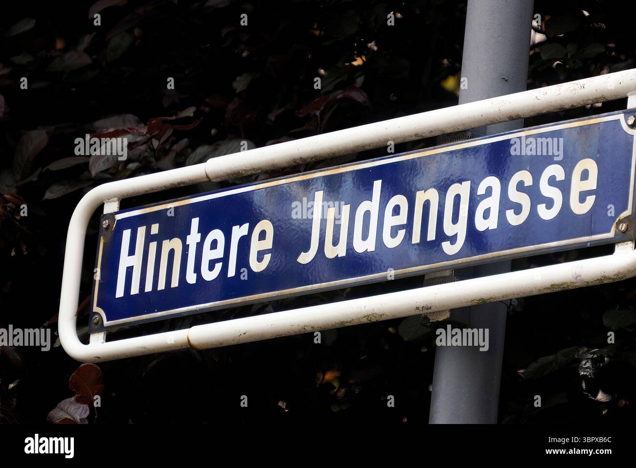 Cartello Hintere Jugengasse sulla vecchia sinagoga ebraica di Magonza, Germania Foto Stock