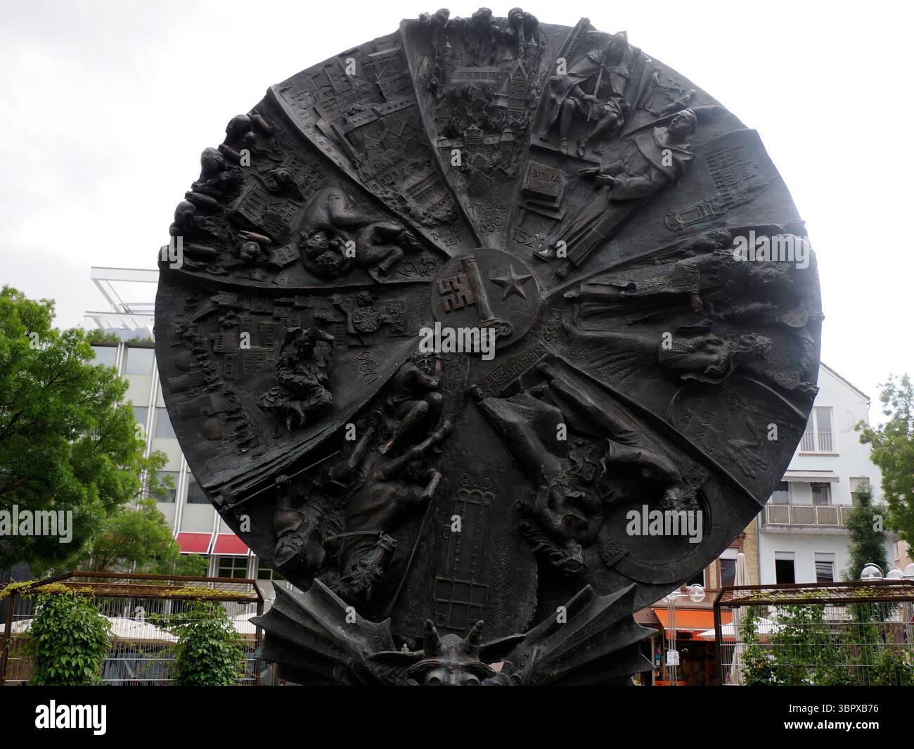 La Schicksalsrad Wheel of Fortune Obermarkt a Worms, Germania. La scultura è stata donata dalla centrale elettrica Rheinhessen AG nel 1968 per commemorare la sua Foto Stock