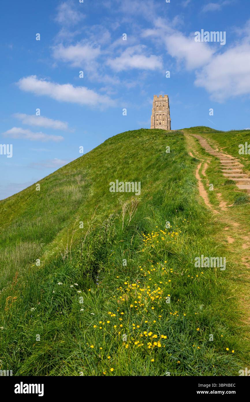 La storica chiesa di San Michele a Glastonbury Tor nella splendida città di Glastonbury, nel Somerset, Regno Unito. Foto Stock