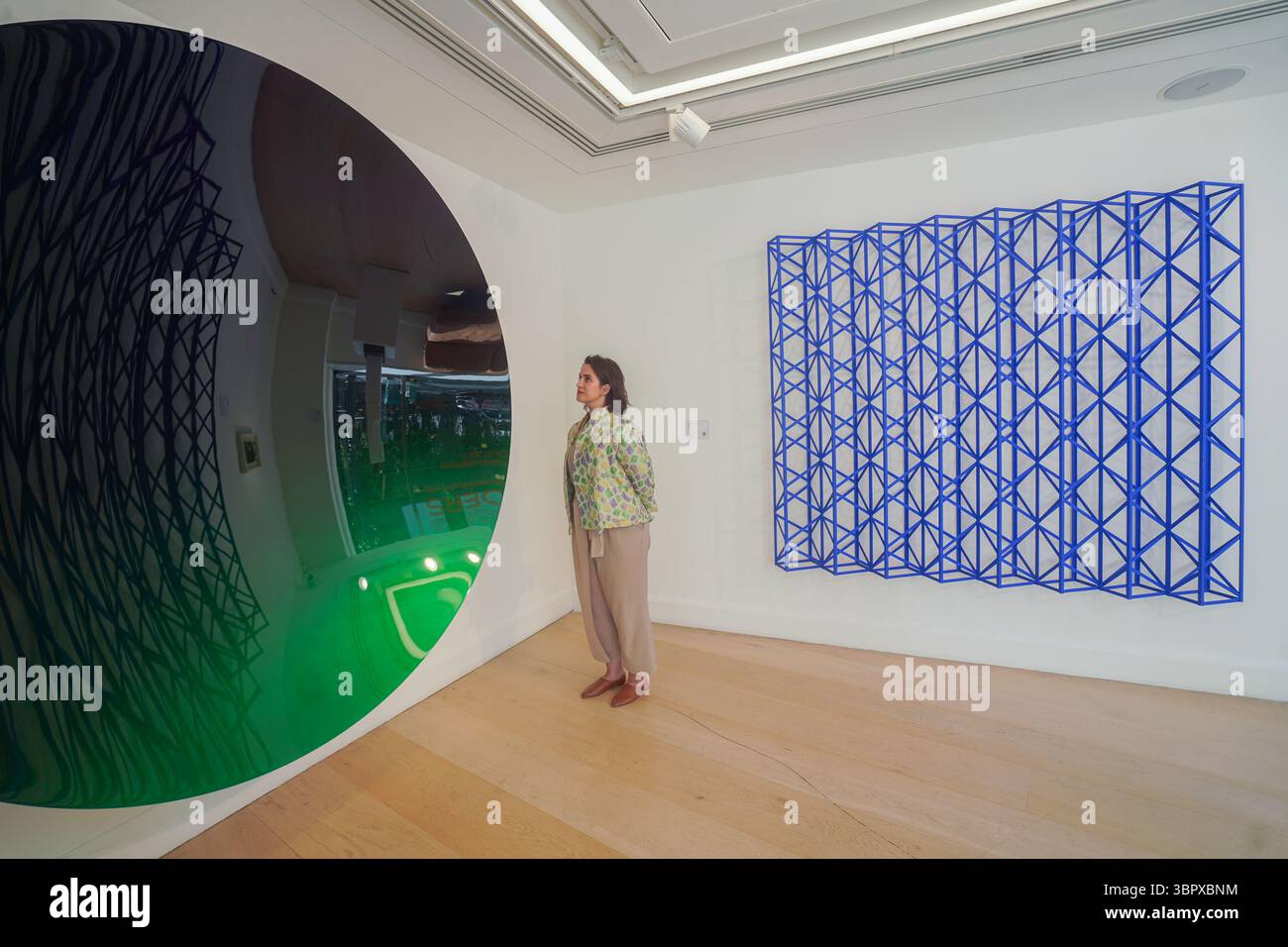 Londra, Regno Unito 10 luglio 2025.l-r Anish Kapoor Mirror (Organic Green to Dark Purple ) alluminio e laquer , Rasheed Araeen (b.1935) Neelu acrilico su legno (prezzo su richiesta) . Anteprima di Phillips Crossing Borders Modern Art dall'Asia meridionale. Amer Ghazzal/Alamy Live News Foto Stock