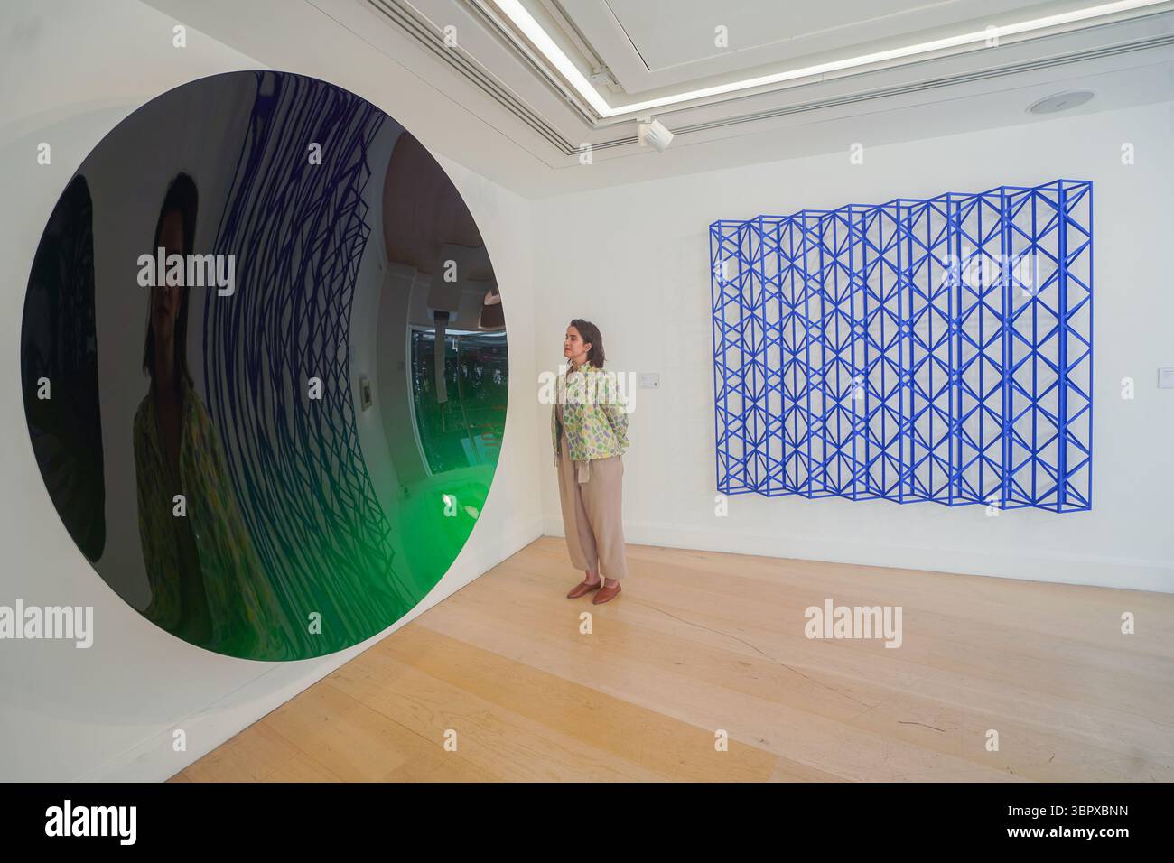 Londra, Regno Unito 10 luglio 2025.l-r Anish Kapoor Mirror (Organic Green to Dark Purple ) alluminio e laquer , Rasheed Araeen (b.1935) Neelu acrilico su legno (prezzo su richiesta) . Anteprima di Phillips Crossing Borders Modern Art dall'Asia meridionale. Amer Ghazzal/Alamy Live News Foto Stock