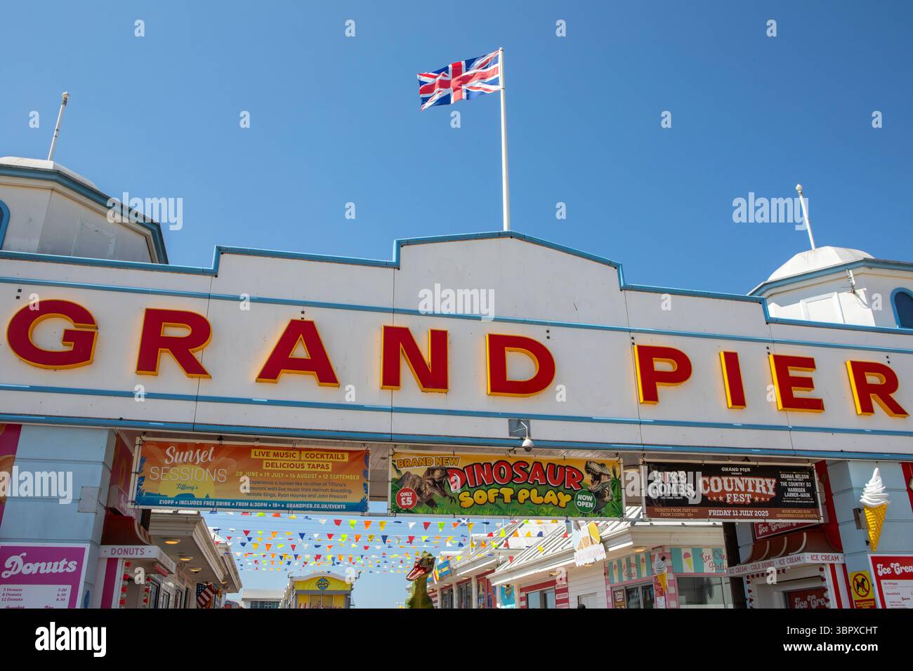 Somerset, Regno Unito - 14 maggio 2025: L'insegna sullo storico Grand Pier di Weston-super-Mare, Somerset, Regno Unito. Foto Stock