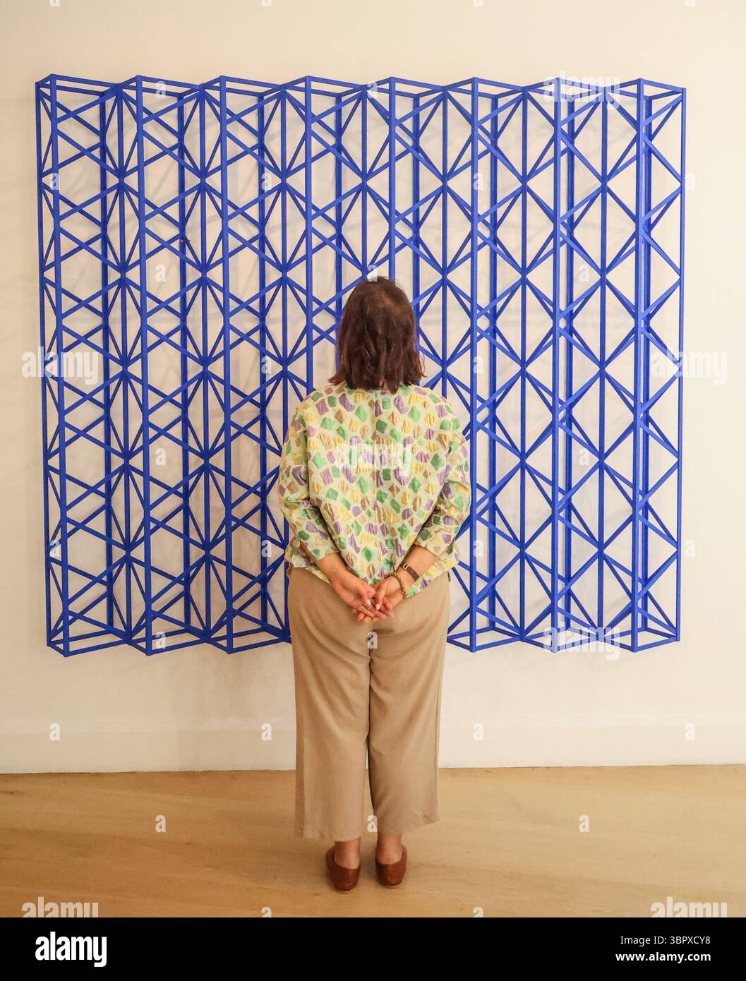 Phillips Londra, Regno Unito. 10 luglio 2025. Rasheed Araeen, Small Blue, Una mostra di vendita che riunirà importanti opere di artisti moderni provenienti da tutta l'Asia meridionale ed esplorerà i profondi cambiamenti nell'espressione artistica dopo l'indipendenza, la partizione e il riallineamento post-coloniale della regione.9 - 31 luglio. Paul Quezada-Neiman/Alamy Live News crediti: Paul Quezada-Neiman/Alamy Live News Foto Stock