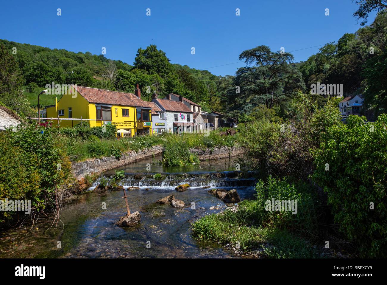 Somerset, Regno Unito - 16 maggio 2025: Veduta del fiume Cheddar Yeo, che scorre attraverso il villaggio di Cheddar nel Somerset, Regno Unito. Foto Stock