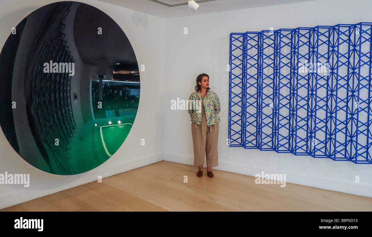 Phillips Londra, Regno Unito. 10 luglio 2025. (L0 Anish Kapoor, Mirror, (R) Rasheed Araeen, Small Blue Una mostra di vendita di pietra miliare che riunirà importanti opere di artisti moderni provenienti da tutta l'Asia meridionale ed esplorerà i profondi cambiamenti nell'espressione artistica a seguito dell'indipendenza, della partizione e del riallineamento post-coloniale della regione.9-31 luglio .Paul Quezada-Neiman/Alamy Live News crediti: Paul Quezada-Neiman/Alamy Live News Foto Stock
