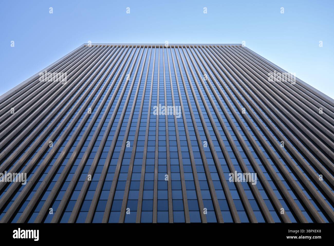 Moderno edificio per uffici con finestre in vetro, vista verticale simmetrica, San Francisco, California, USA Foto Stock