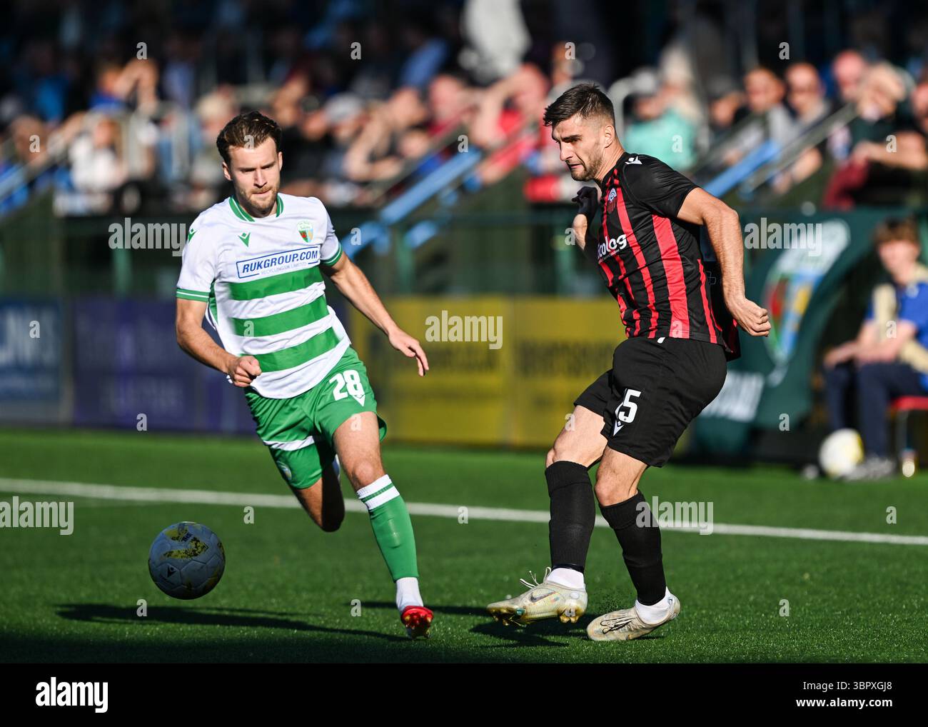 Park Hall Stadium, Oswestry, Shropshire, Inghilterra, 8 luglio 2025. Imran Fetai del KF Shkëndija passa il pallone durante i New Saints of Oswestry Town & Llansantffraid Football Club/The New Saints (TNS) contro KF Shkëndija/Klubi i Futbollit Shkëndija (Shkëndija) nella Champions League First Qualifying Round 2025/2026 stagione, al Park Hall. (Immagine di credito: ©Cody Froggatt/Alamy Live News) Foto Stock Park Hall Stadium, Oswestry, Shropshire, Inghilterra, 8 luglio 2025. Imran Fetai del KF Shkëndija passa il pallone durante i New Saints of Oswestry Town & Llansantffraid Football Club/The New Saints (TNS) contro KF Shkëndija/Klubi i Futbollit Shkëndija (Shkëndija) nella Champions League First Qualifying Round 2025/2026 stagione, al Park Hall. (Immagine di credito: ©Cody Froggatt/Alamy Live News) Foto Stock