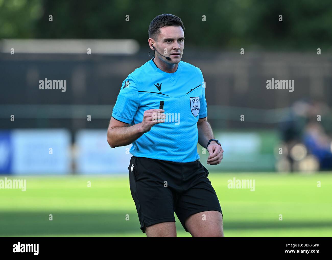 Park Hall Stadium, Oswestry, Shropshire, Inghilterra, 8 luglio 2025. L'arbitro Robert Hennessy durante i New Saints of Oswestry Town & Llansantffraid Football Club/The New Saints (TNS) contro KF Shkëndija/Klubi i Futbollit Shkëndija (Shkëndija) nella Champions League First Qualifying Round stagione 2025/2026, al Park Hall. (Immagine di credito: ©Cody Froggatt/Alamy Live News) Foto Stock Park Hall Stadium, Oswestry, Shropshire, Inghilterra, 8 luglio 2025. L'arbitro Robert Hennessy durante i New Saints of Oswestry Town & Llansantffraid Football Club/The New Saints (TNS) contro KF Shkëndija/Klubi i Futbollit Shkëndija (Shkëndija) nella Champions League First Qualifying Round stagione 2025/2026, al Park Hall. (Immagine di credito: ©Cody Froggatt/Alamy Live News) Foto Stock
