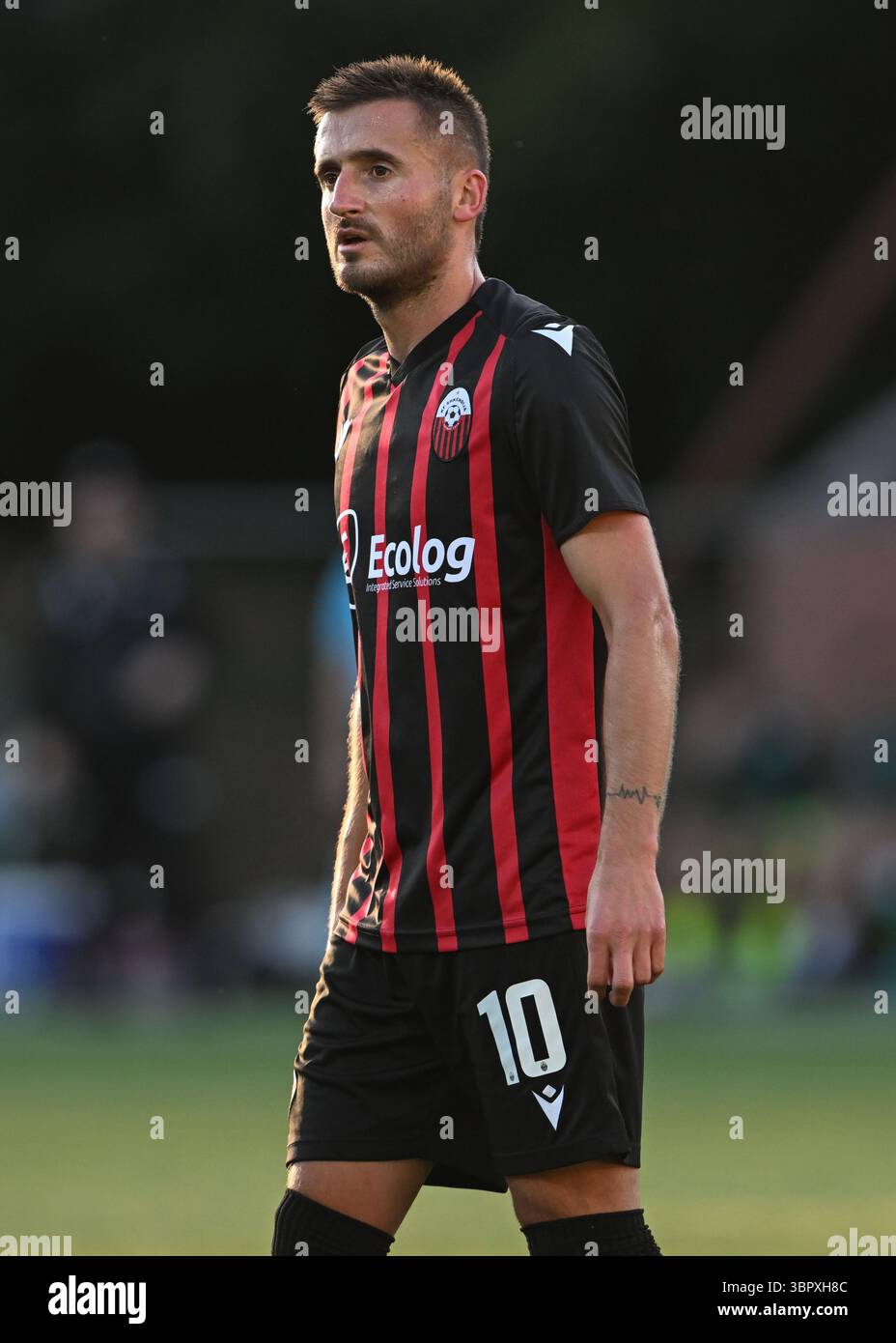 Park Hall Stadium, Oswestry, Shropshire, Inghilterra, 8 luglio 2025. Endrit Krasniqi del KF Shkëndija durante i New Saints of Oswestry Town & Llansantffraid Football Club/The New Saints (TNS) contro KF Shkëndija/Klubi i Futbollit Shkëndija (Shkëndija) nella Champions League prima qualificazione 2025/2026 stagione, al Park Hall. (Immagine di credito: ©Cody Froggatt/Alamy Live News) Foto Stock Park Hall Stadium, Oswestry, Shropshire, Inghilterra, 8 luglio 2025. Endrit Krasniqi del KF Shkëndija durante i New Saints of Oswestry Town & Llansantffraid Football Club/The New Saints (TNS) contro KF Shkëndija/Klubi i Futbollit Shkëndija (Shkëndija) nella Champions League prima qualificazione 2025/2026 stagione, al Park Hall. (Immagine di credito: ©Cody Froggatt/Alamy Live News) Foto Stock