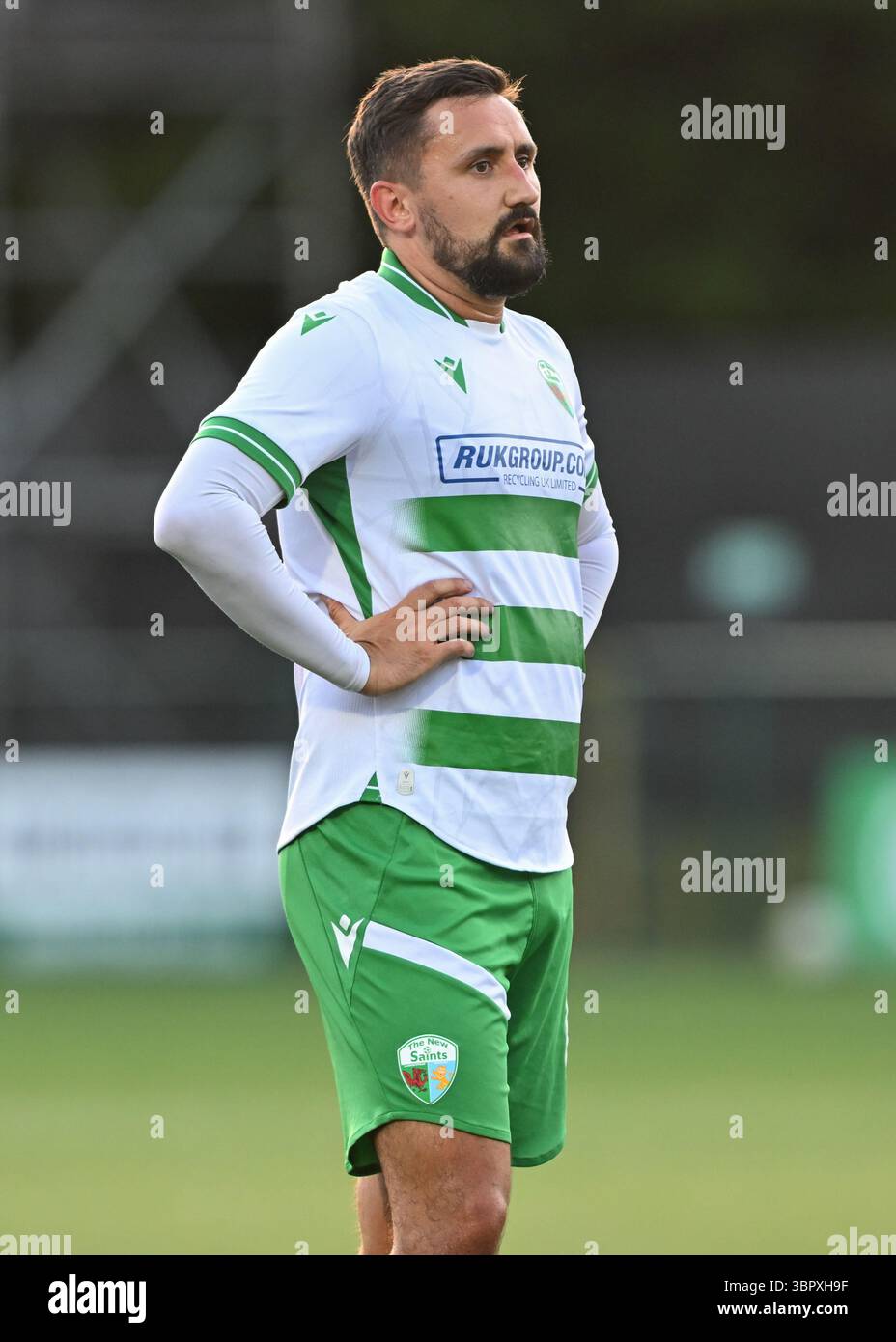 Park Hall Stadium, Oswestry, Shropshire, Inghilterra, 8 luglio 2025. Ryan Brobbel dei New Saints durante i New Saints of Oswestry Town & Llansantffraid Football Club/The New Saints (TNS) contro KF Shkëndija/Klubi i Futbollit Shkëndija (Shkëndija) nella prima fase di qualificazione della Champions League 2025/2026, al Park Hall. (Immagine di credito: ©Cody Froggatt/Alamy Live News) Foto Stock Park Hall Stadium, Oswestry, Shropshire, Inghilterra, 8 luglio 2025. Ryan Brobbel dei New Saints durante i New Saints of Oswestry Town & Llansantffraid Football Club/The New Saints (TNS) contro KF Shkëndija/Klubi i Futbollit Shkëndija (Shkëndija) nella prima fase di qualificazione della Champions League 2025/2026, al Park Hall. (Immagine di credito: ©Cody Froggatt/Alamy Live News) Foto Stock