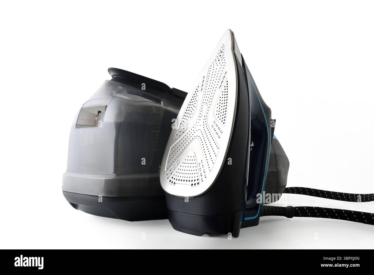 Dettaglio del centro di stiratura a vapore domestico continuo con serbatoio dell'acqua su un tavolo in legno e sfondo bianco isolato. Vista carattere. Foto Stock