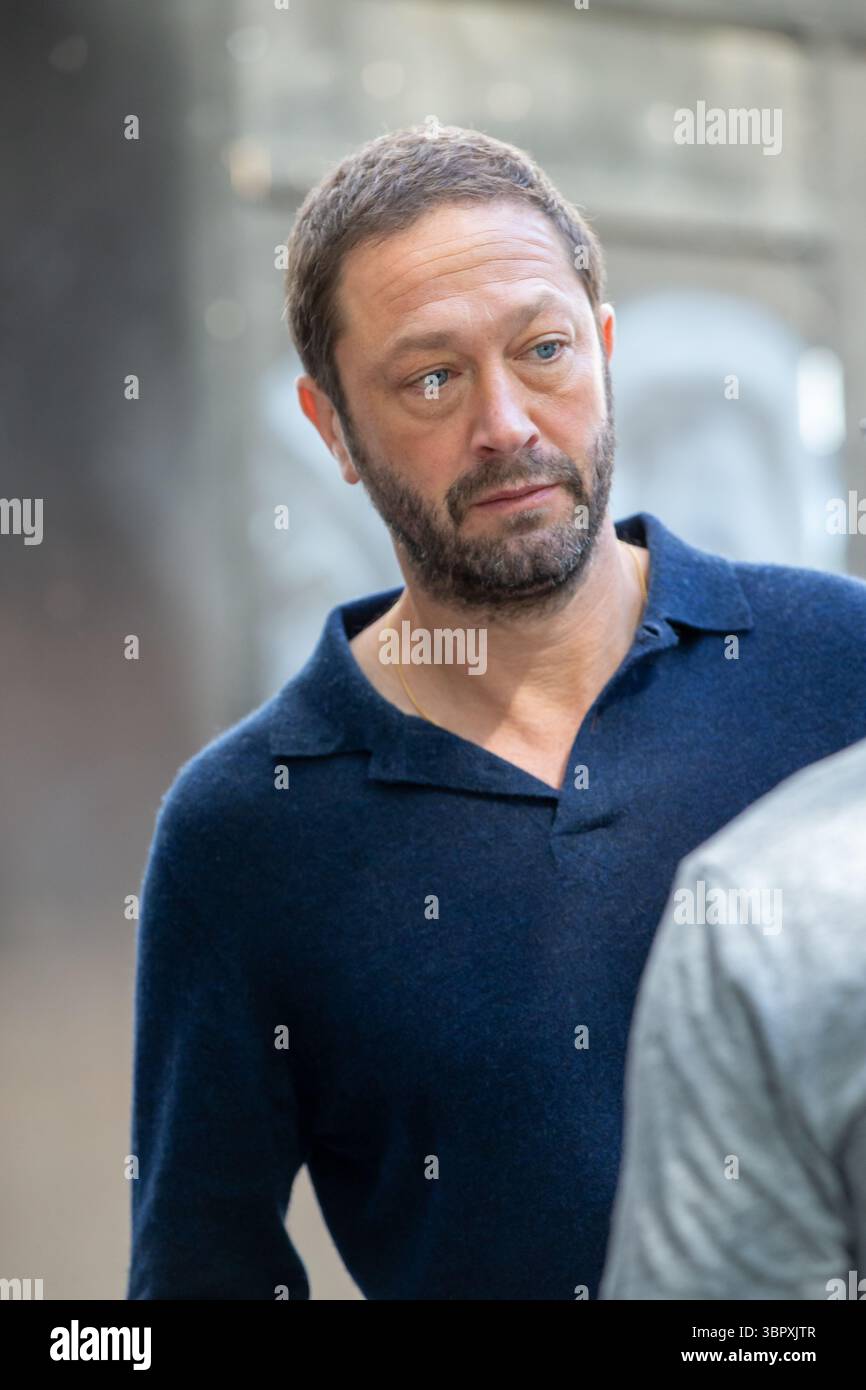 Londra, Inghilterra, Regno Unito.10 luglio 2025 Ebon Moss-Bachrach è un attore americano noto soprattutto per aver interpretato il ruolo di David Lieberman in The Punisher 2017 e Desi Harperin in Girl 2012 visto lasciare Global radio Studios Credit: Richard Lincoln/Alamy Live News Foto Stock