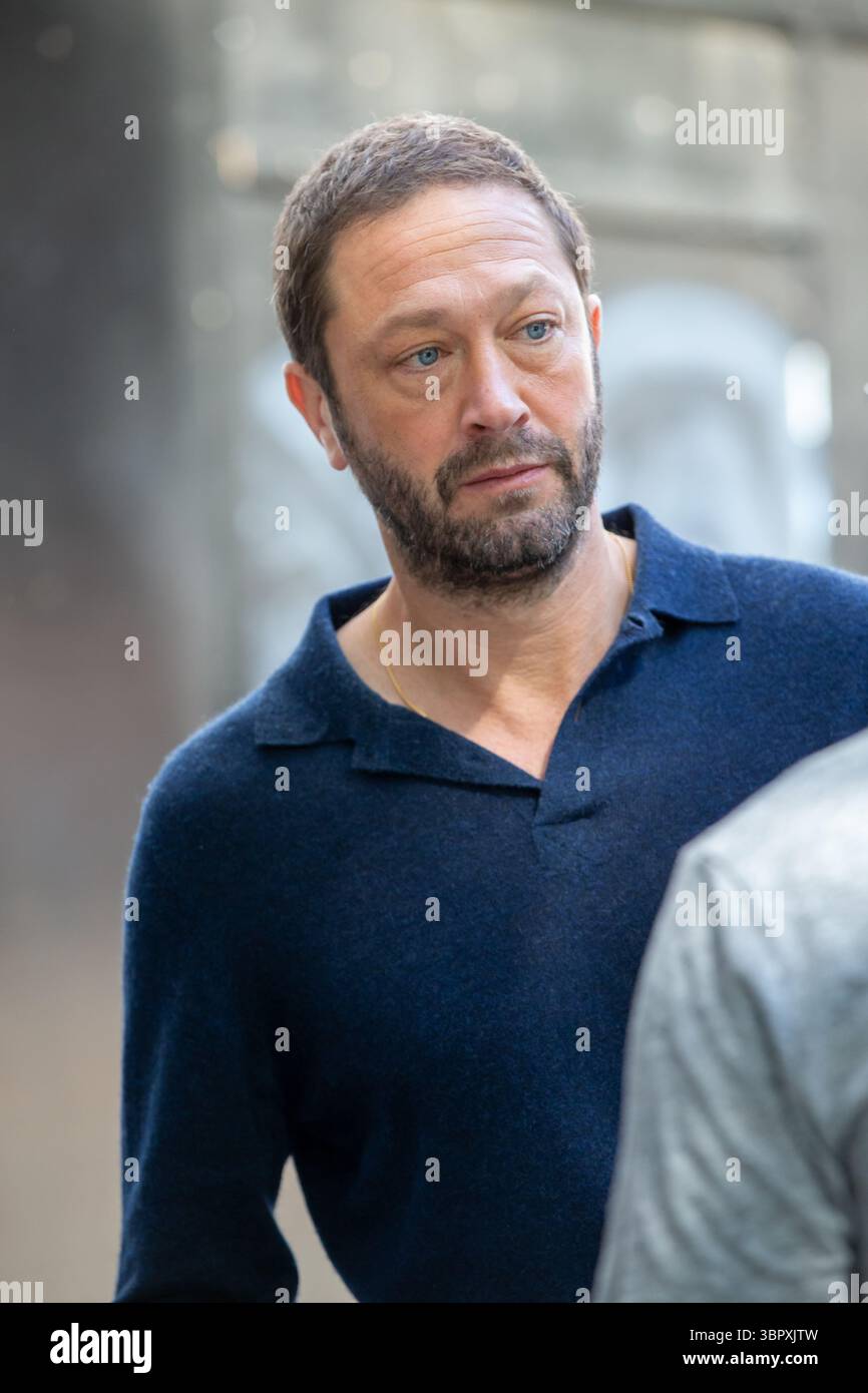 Londra, Inghilterra, Regno Unito.10 luglio 2025 Ebon Moss-Bachrach è un attore americano noto soprattutto per aver interpretato il ruolo di David Lieberman in The Punisher 2017 e Desi Harperin in Girl 2012 visto lasciare Global radio Studios Credit: Richard Lincoln/Alamy Live News Foto Stock